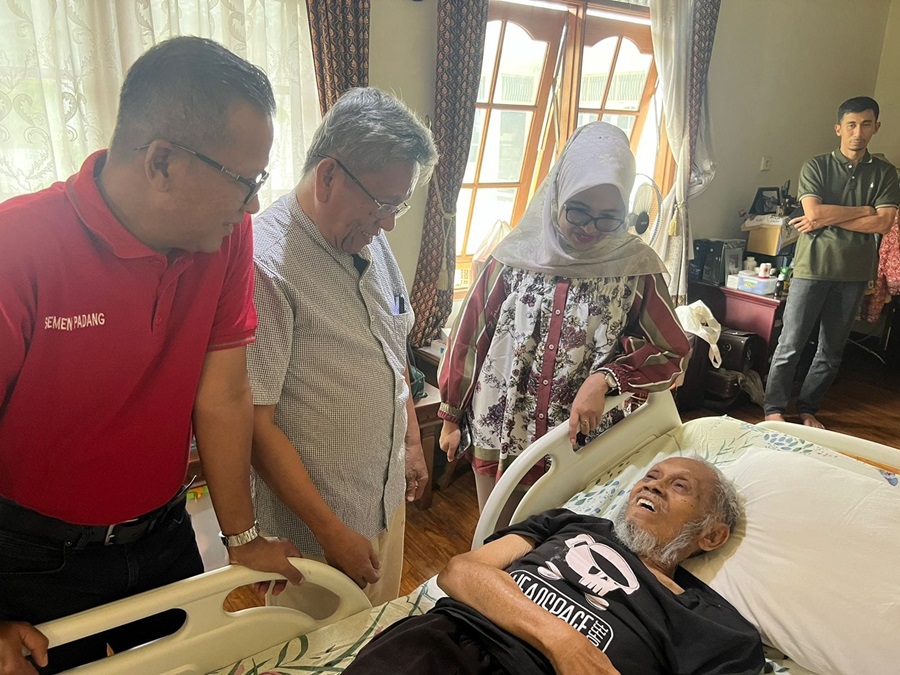 Dirut PT Semen Padang Indrieffouny Indra (paling kiri)  membezuk  E.H.Nizar Dt Kayo ketika sakit di rumahnya, Perumahan Palimo Indah, Padang,  Minggu (11/3/2014)
